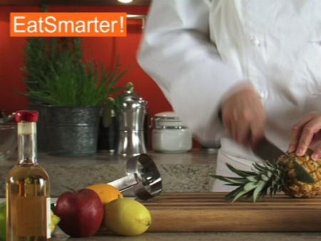 Wie Sie Baby-Ananas am besten schälen und schneiden