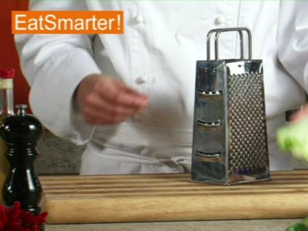 Wie Sie ganzen oder halbierten Fenchel mühelos fein hobeln