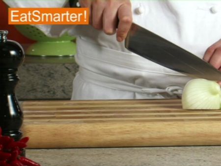 Wie Sie Fenchelknollen geschickt in Würfel schneiden