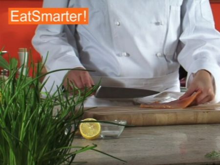 Wie Sie Lachsfilet gekonnt in sehr feine Würfel schneiden