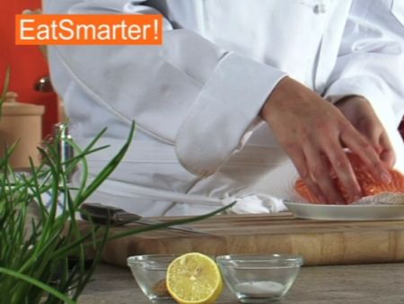 Wie Sie Lachsfilet am besten in schmale Scheiben schneiden