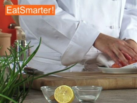 Wie Sie Lachsfilet gekonnt waagerecht in Scheiben schneiden