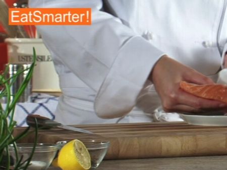 Wie Sie Lachsfilet problemlos in Würfel schneiden