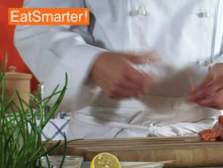 Wie Sie Lachsfiletwürfel mühelos auf Spieße stecken
