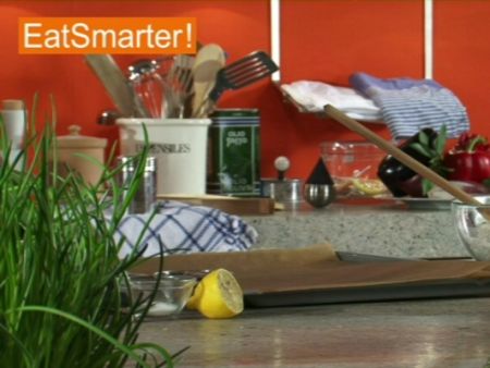 Wie Sie eine Lachsforelle ganz einfach in einen Salzmantel hüllen