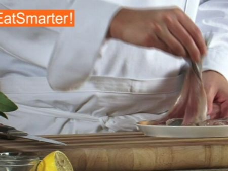 Wie Sie ein Matjesfilet gekonnt in feine Würfel schneiden