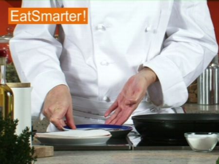 Wie Sie Sardinenfilets richtig braten und abtropfen lassen