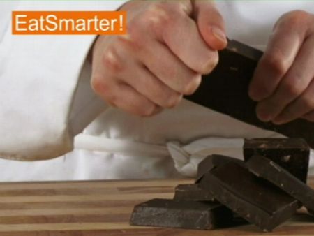 Wie Sie Schokolade am besten in Stücke hacken