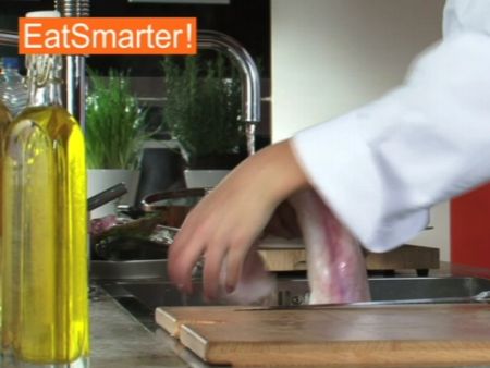 Wie Sie Seeteufelfilet richtig waschen, trocknen und schneiden