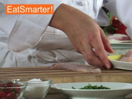 Wie Sie Seezungenfilets raffiniert zu Röllchen formen