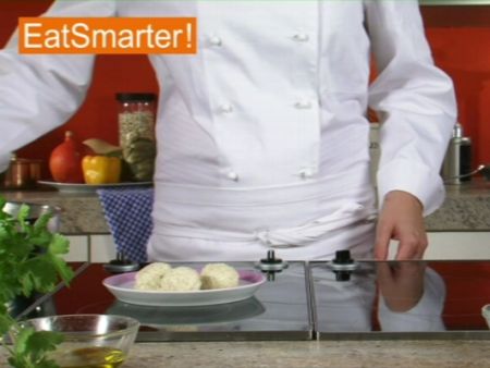 Wie Sie Topfenknödel am besten in Salzwasser garziehen lassen