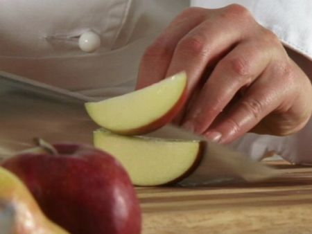 Wie Sie Apfelviertel am besten in Würfel schneiden