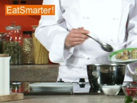 Wie Sie Garnelenbällchen richtig in Salzwasser garen