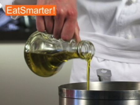 Wie Sie Gulasch am besten anbraten und mit Mehl bestäuben