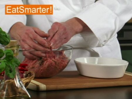 Wie Sie einen Hackbraten ganz einfach in Form bringen