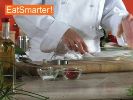 Wie Sie Rotbarschfilet gekonnt in dünne Scheiben schneiden