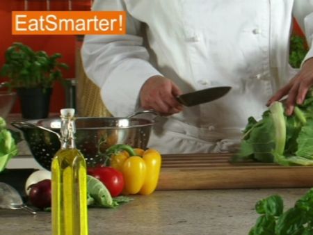 Wie Sie Blumenkohl geschickt putzen und in Röschen teilen