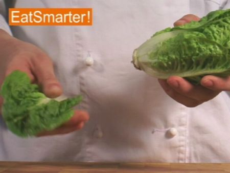 Wie Sie ein Salatherz richtig putzen, waschen und vierteln