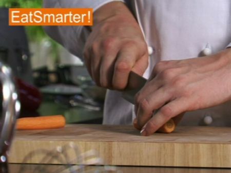 Wie Sie eine Möhre ganz einfach in Viertel schneiden