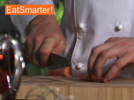 Wie Sie eine Möhre ganz einfach in kleine Stücke schneiden