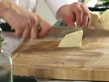 Wie Sie Knollensellerie effektiv in Würfel schneiden