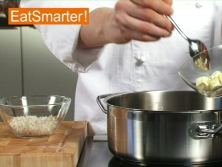 Wie Sie Schalotten richtig in Butter glasig dünsten