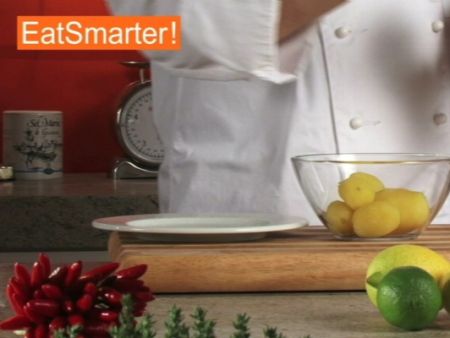 Wie Sie Salzkartoffeln richtig durch eine Presse drücken