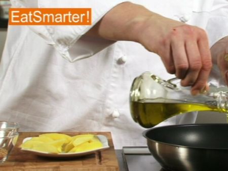 Wie Sie Kartoffelspalten raffiniert mit Gewürzen braten