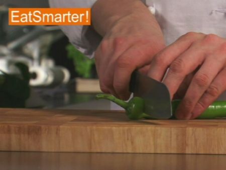Wie Sie eine Spitzpaprikaschote ganz einfach in Ringe schneiden