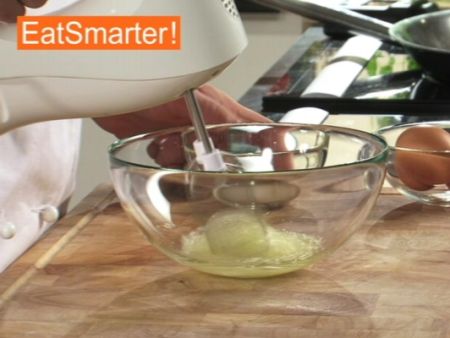 Wie Sie Eiweiß am besten zu steifem Schnee schlagen