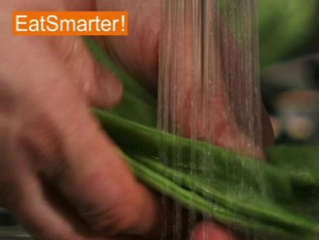 Wie Sie Schneidebohnen richtig waschen und putzen