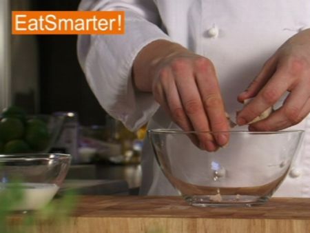 Wie Sie frische Hefe problemlos in Milch oder Wasser auflösen