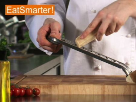 Wie Sie Hartkäse mühelos in dünne Scheiben hobeln