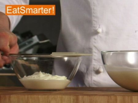 Wie Sie Schlagsahne am besten unter eine Creme heben