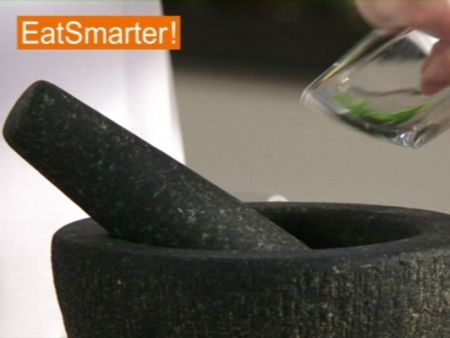 Wie Sie Gewürze richtig in einem Mörser zerkleinern