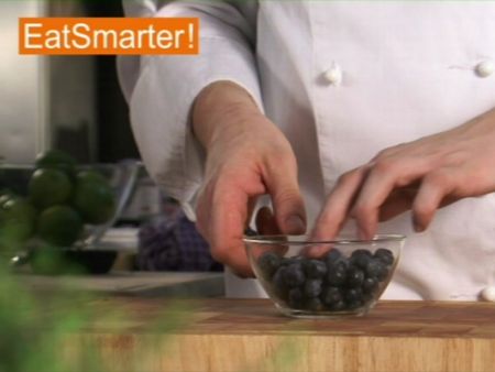 Wie Sie Heidelbeeren am besten verlesen und waschen