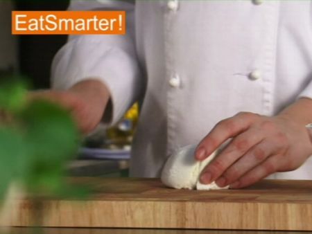 Wie Sie Mozzarella am besten in Scheiben oder Würfel schneiden