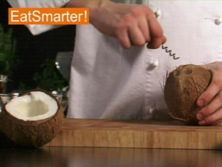 Wie Sie eine Kokosnuss mühelos anbohren