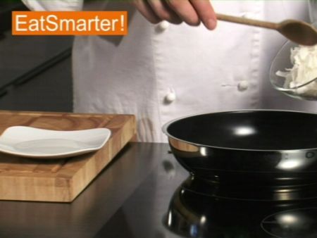 Wie Sie Kokosflocken problemlos in der Pfanne rösten