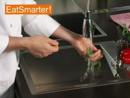 Wie Sie Majoranblättchen am besten abzupfen und hacken