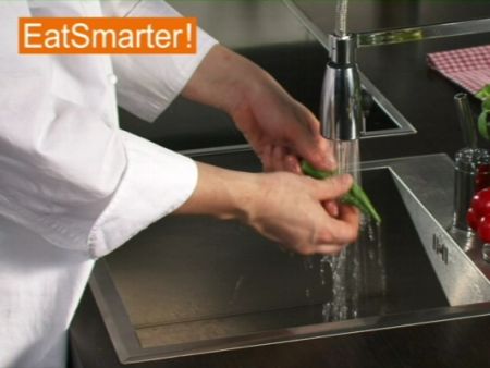 Wie Sie Okraschoten richtig waschen und putzen