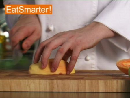 Wie Sie eine Papaya ganz einfach in Scheiben oder Würfel schneiden