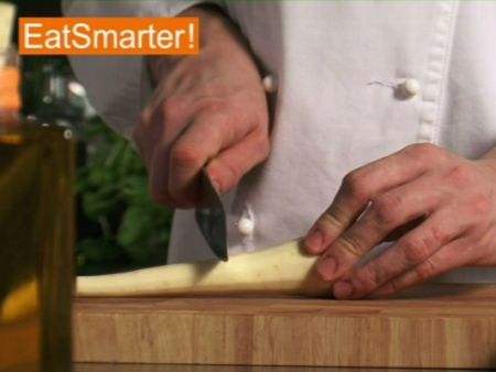 Wie Sie eine Pastinake am besten in Würfel schneiden