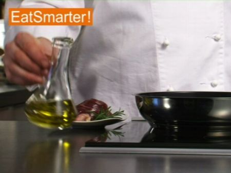 Wie Sie einen ausgelösten Rehrücken ganz einfach in der Pfanne anbraten