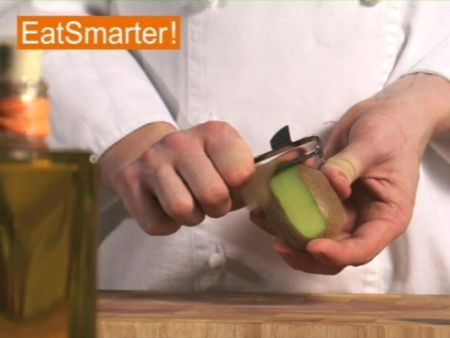Wie Sie eine Kiwi ganz einfach schälen