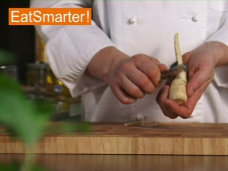 Wie Sie eine Petersilienwurzel richtig schälen, putzen und waschen