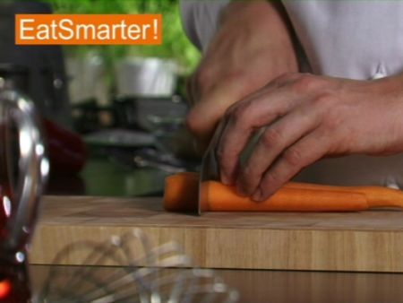 Wie Sie Möhren blitzschnell in große Stücke schneiden