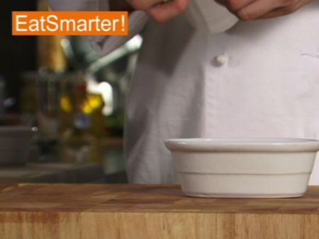 Wie Sie eine Form wirksam mit Frischhaltefolie auslegen