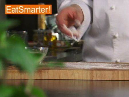 Wie Sie Nudelteig effektiv mit den Händen kneten