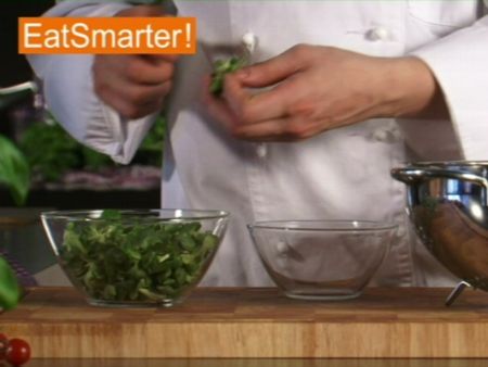 Wie Sie Feldsalat richtig putzen, waschen und trockenschleudern